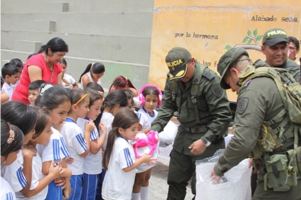 Nariño police handing out toys to the local children – a great example of their commitment to the community