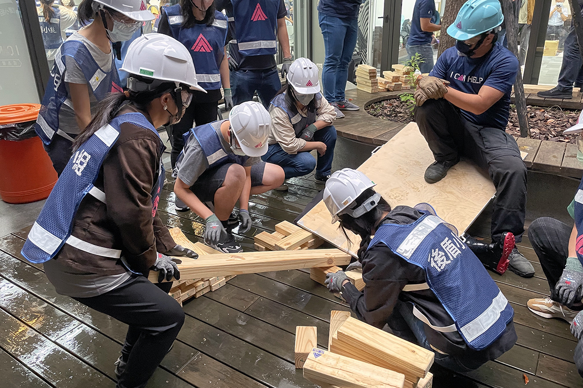 Taiwanese civilians learn how to rescue people that are trapped under wreckage in a simulated training exercise